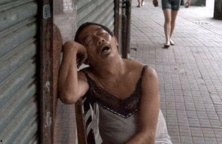 大爷开心吃瓜图片,幸福笑容映照美好生活