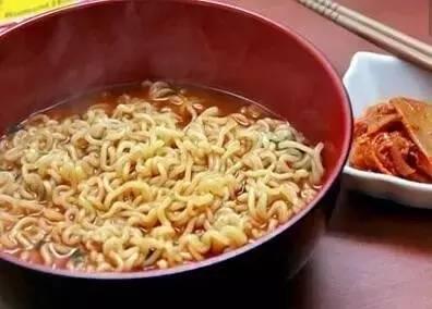 吃瓜小熊泡面,揭秘网红美食背后的故事