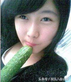 美女在街上吃瓜,美食诱惑引众人围观