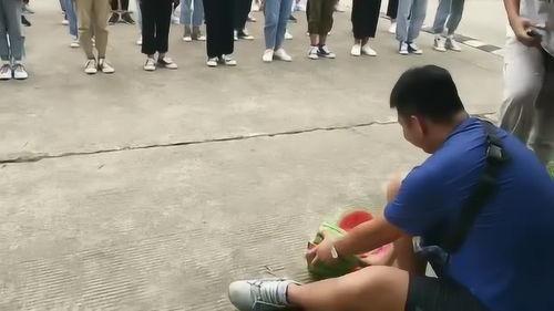 女孩军训表演吃瓜